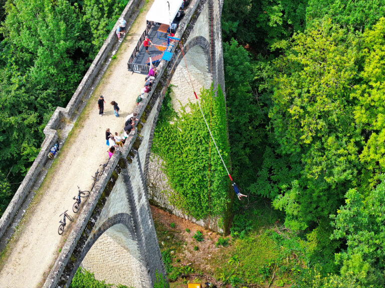 Saut à l'élastique sport extreme